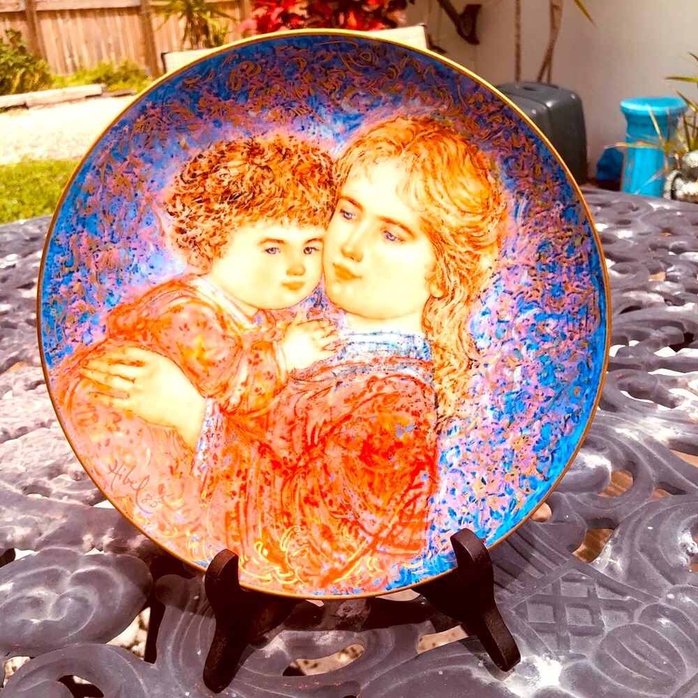 Vintage 1985 Edna Hibel plate